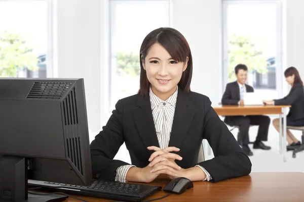 Bastante asiático negocios mujer en oficina escritorio con computadora —  Fotos de Stock