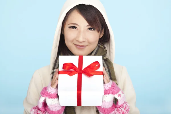 Winter portret van lachende Aziatische vrouw met een cadeau — Stockfoto