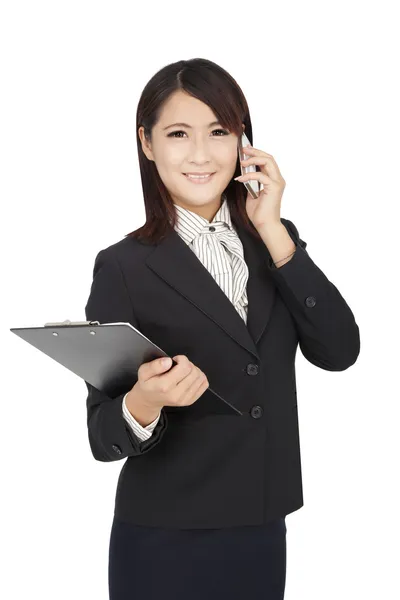 Azji biznes kobieta za pomocą telefonu i trzymając folder — Zdjęcie stockowe