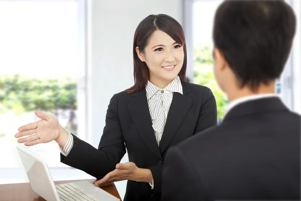 Glimlachende zakenvrouw tonen op laptop en een plan van werk uit te leggen aan c — Stockfoto