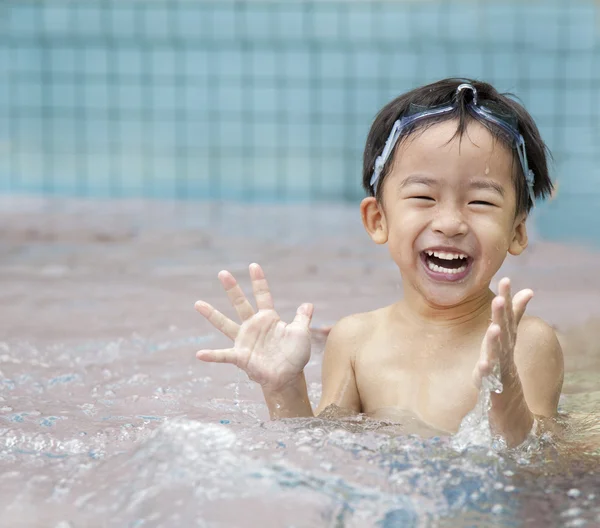 Boldog gyerek a vízben — Stock Fotó