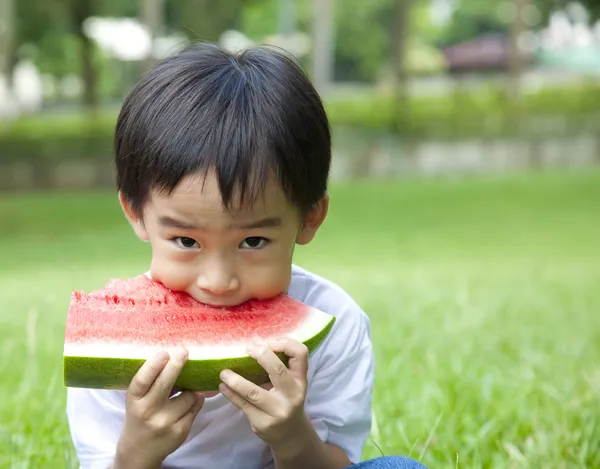 Garçon manger pastèque — Photo