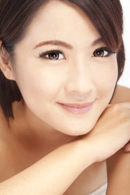 güzel Asyalı kadın gülümsüyor