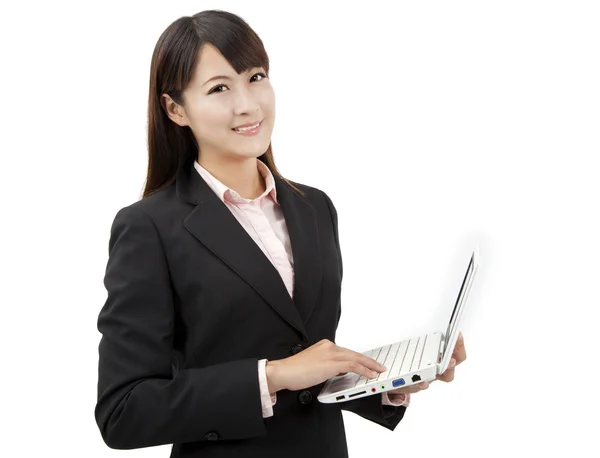 Glimlachend Aziatische zakelijke vrouw bedrijf laptop — Stockfoto