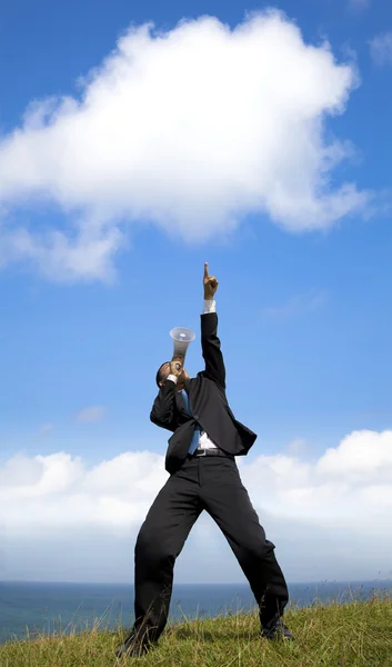 Empresário segurando megafone com apontando a nuvem — Fotografia de Stock