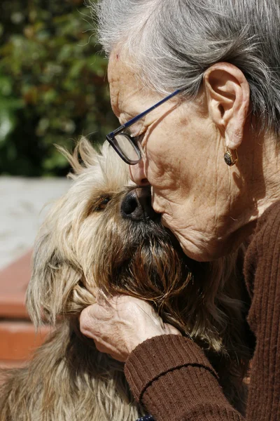 Nonna con il suo fucco cane — стоковое фото