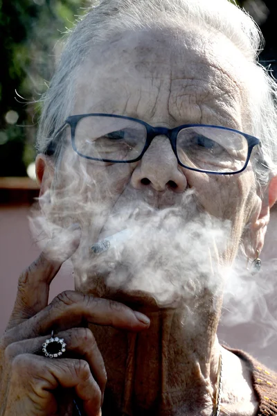 Yaşlı kadının Sigara — Stok fotoğraf