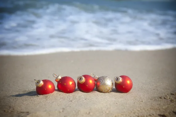 Διακοπές των Χριστουγέννων / στολίδια στην τροπική παραλία — Φωτογραφία Αρχείου