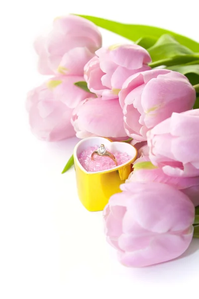 Pierścień i różowe tulipany na białym tle — Zdjęcie stockowe