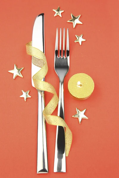 Cuchillo y tenedor con cinta, estrellas y vela —  Fotos de Stock