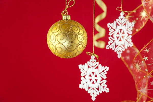 Christmas background with decorations and bow / with copy space — Stock Photo, Image