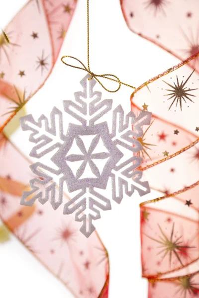 Christmas dekorasyon kar tanesi ve kurdeleler ile — Stok fotoğraf