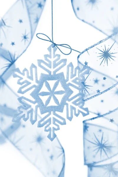 Χριστουγεννιάτικη διακόσμηση με νιφάδα χιονιού και κορδέλες / μπλε χρώματος — Φωτογραφία Αρχείου
