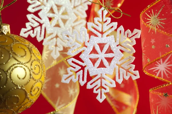 Vánoční pozadí s dekoracemi a luk — Stock fotografie