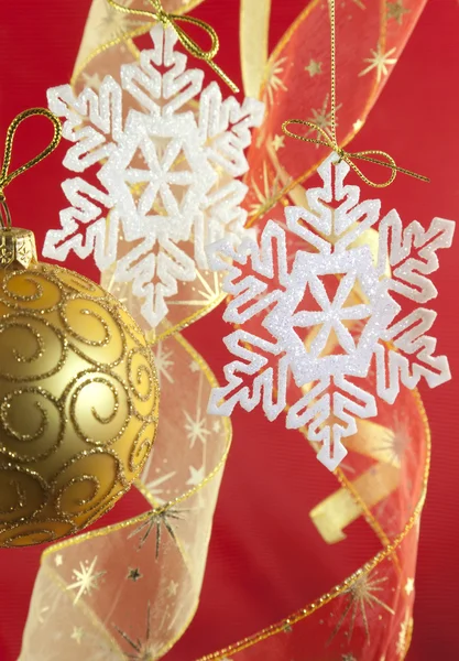 圣诞背景与装饰品和弓 — 图库照片