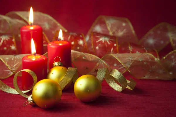圣诞装饰蜡烛和色带 — 图库照片