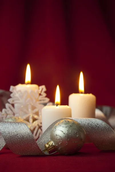 Decoração de Natal com velas e fitas — Fotografia de Stock