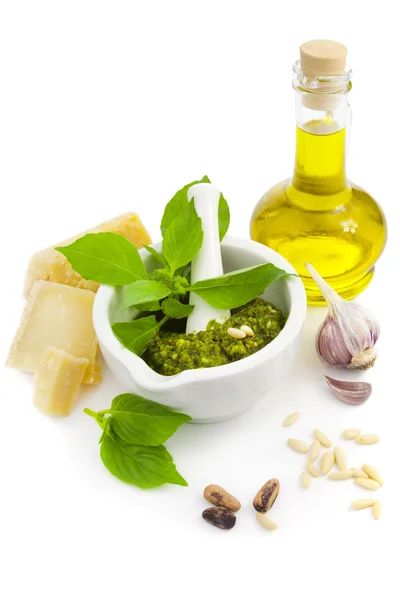 Verse Italiaanse Pesto en zijn ingrediënten / geisoleerd op wit — Stockfoto
