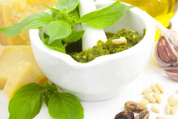 Pesto italiano fresco e seus ingredientes — Fotografia de Stock