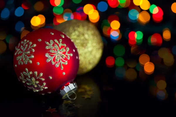 Odaklanamayan ışıklar arka planında Noel süslemesi — Stok fotoğraf