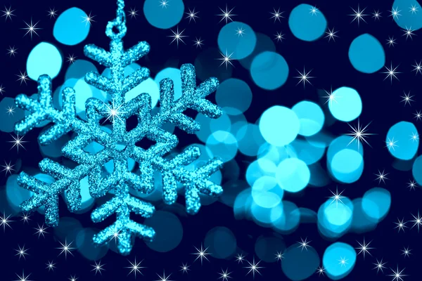 Floco de neve decoração de Natal em luzes desfocadas e estrelas ba — Fotografia de Stock