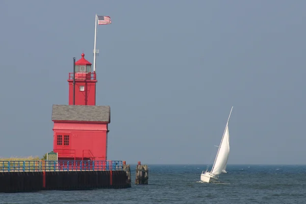 帆船和大红色灯塔 — 图库照片