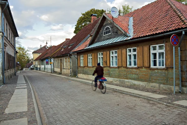 Historical street in Kuldiga, Latvia. — Stock Photo, Image