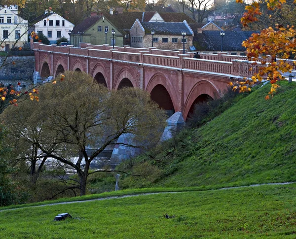 Historische brug in kuldiga, Letland. — Stockfoto
