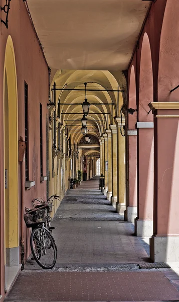 小巷。琴。艾米利亚-罗马涅。意大利. — 图库照片