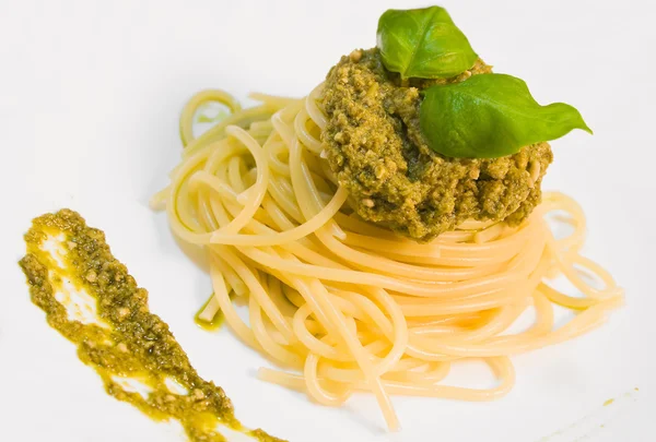 Spaghetti med pesto. — Stockfoto