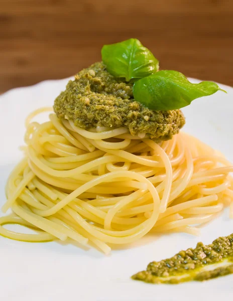Spaghetti met pesto. — Stockfoto