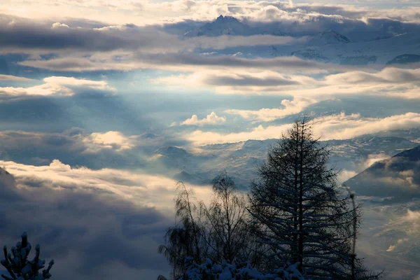 Облачные горы Кранс-Монтаны — стоковое фото