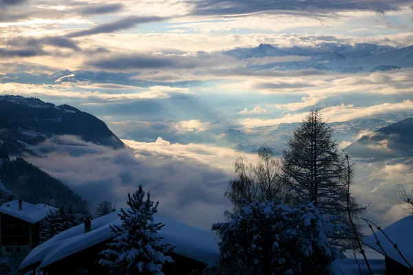 Bewolkt montain in crans-montana — Stockfoto
