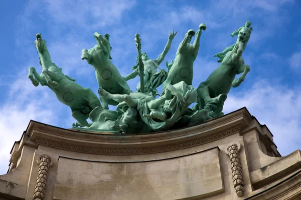 Statue with horses in Paris — Stock Photo, Image