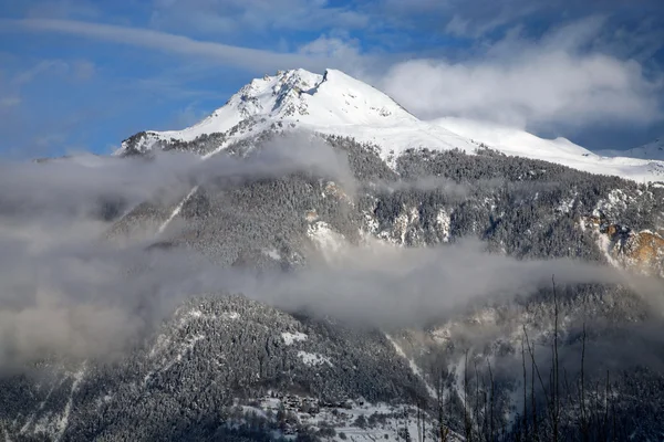 Montagna nuvolosa a Crans-Montana — Foto Stock