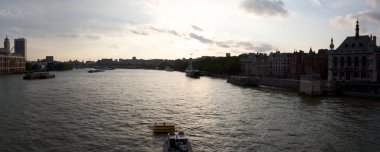 gece Londra manzarası.