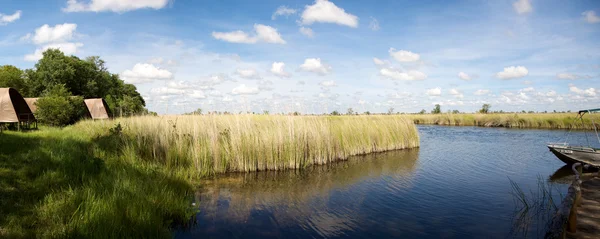 Панорама домика с видом на реку — стоковое фото