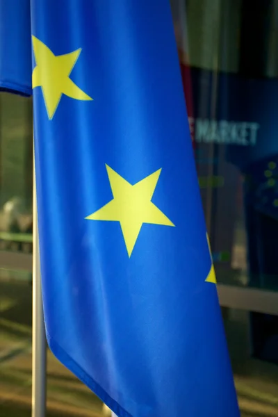 Europa en Poolse vlaggen — Stockfoto