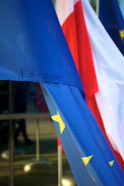 Europa en Poolse vlaggen — Stockfoto