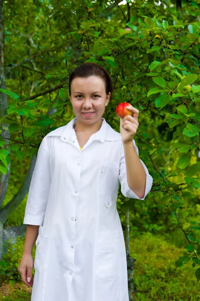 Médico sorridente feliz com maçã — Fotografia de Stock