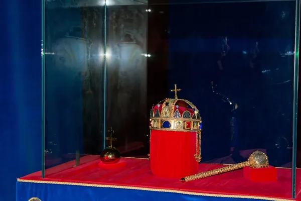 Корона Святого Стефана и скипетр — стоковое фото