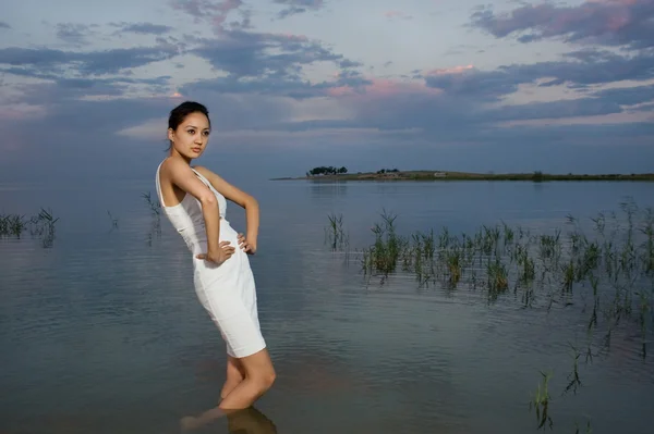 Девушка на озере — стоковое фото