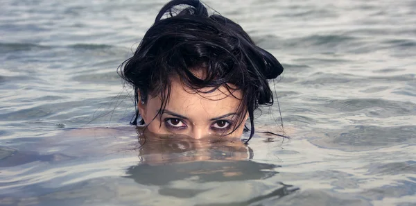 Das Mädchen ist ins Wasser gestürzt — Stockfoto