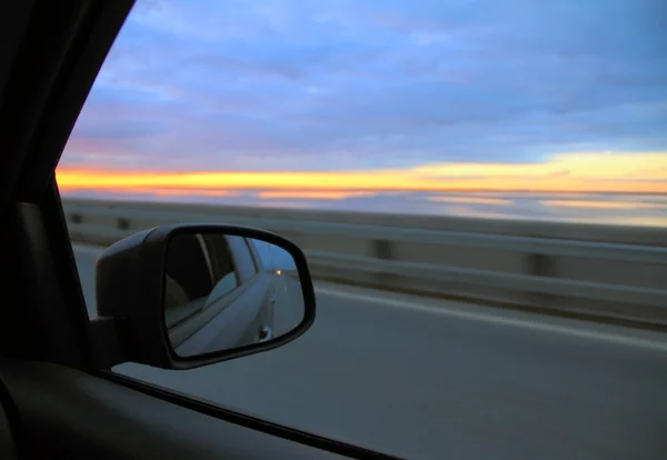 Vista en el espejo retrovisor del coche — Foto de Stock
