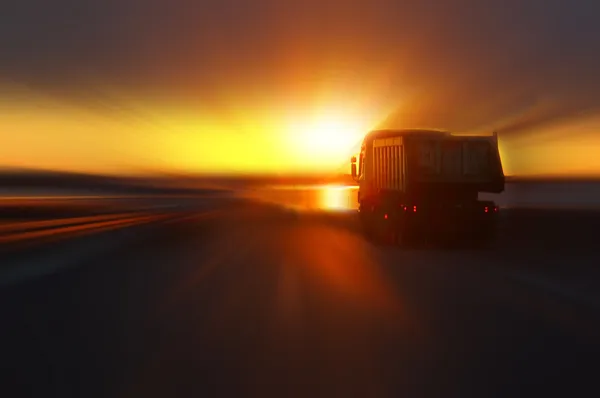 Auto bij zonsondergang snelweg — Stockfoto