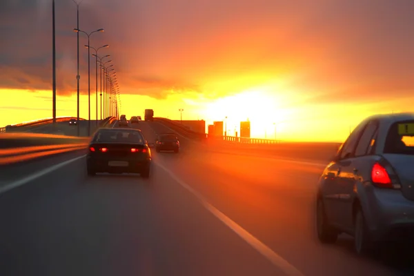 Bil vid solnedgången på motorvägen — Stockfoto