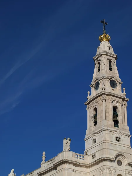 Goldkrone auf dem Turm der Basilika des Rosenkranzes von Fatima — Stockfoto