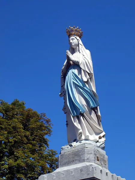 Große Figur der Madonna in Lourdes — Stockfoto