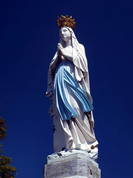Duża figura Matki Boskiej w lourdes — Zdjęcie stockowe