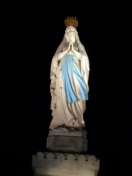 Gran figura de la Virgen en Lourdes — Foto de Stock